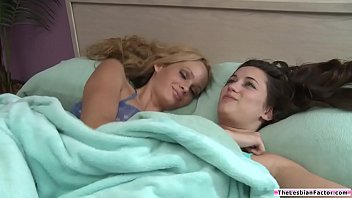 Тинка с бантиком и её подружка лесбияночка на кровати полизали аккуратные вагины